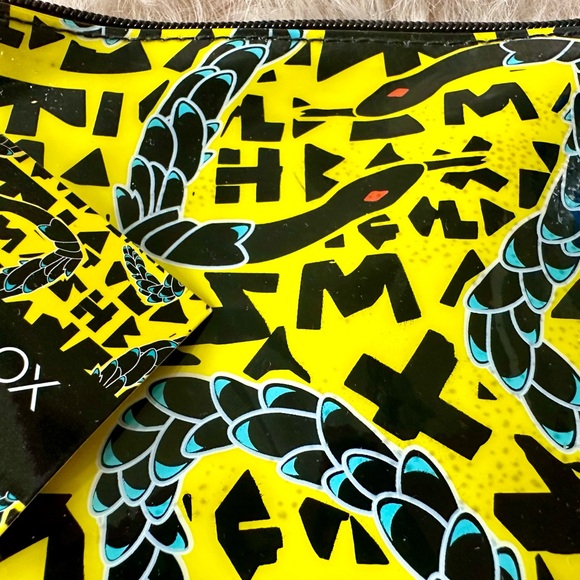 NWT Smashbox Yellow & Black Serpent Snake Print Makeup Bag Clutch - Picture 3 of 6